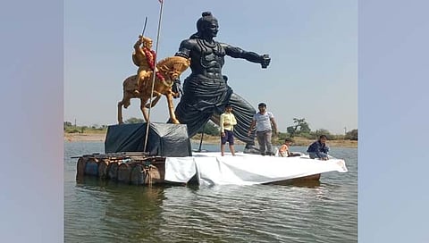 सोलापूर: कौठाळी येथे भीमा नदीपात्रात शिवराय, श्रीरामाची प्रतिकृती