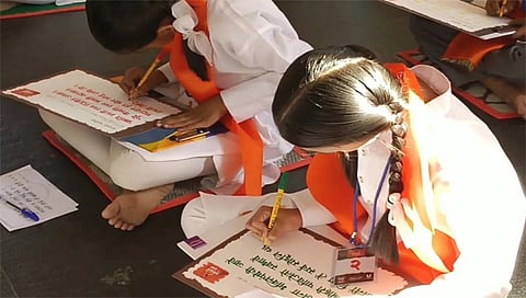 नाशिक : सुलेखनाचे धडे गिरवतांना मग्न झालेले विद्यार्थी.