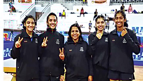 नाशिक : 19 वर्षांखालील राष्ट्रीय सांघिक स्पर्धेत
सुवर्णपदक जिंकणारा महाराष्ट्राचा मुलींचा संघ - सायली वाणी, तनिशा कोटेचा, श्रुती जोशी (कोच), संपदा भिवनकर व जेनिफर वर्गीस.