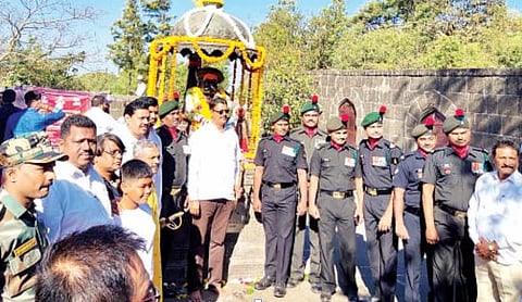 पुणे : नरवीर तानाजी मालुसरे यांना भारतीय सैन्य दलाचे अभिवादन