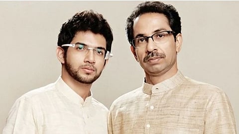 संसदेतील शिवसेना कार्यालयातून उद्धव,आदित्य ठाकरेंचे फोटो हटवले! उद्धव ठाकरेंऐवजी स्व.आनंद दिघे यांचा फोटो