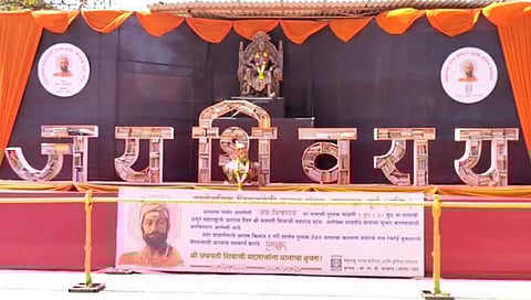 डोंबिवली : लाकडावर कोरले जय शिवराय अन् तयार केली पुस्तक मांडणी