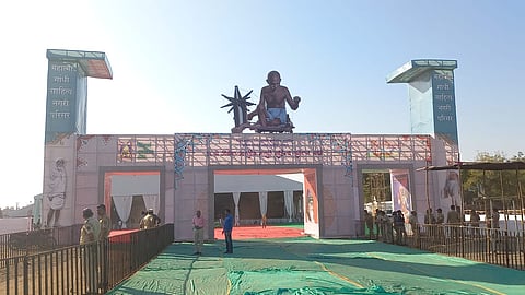 वर्ध्यातील स्वावलंबी विद्यालयाच्या विस्तीर्ण मैदानावर ९६ वे अखिल भारतीय मराठी साहित्य संमेलन होत आहे. संमेलनाच्या प्रवेशद्वारावर गांधीजींचे चरख्यावर सूतकताई करतानाचे कटआऊट आकर्षक ठरत आहे.