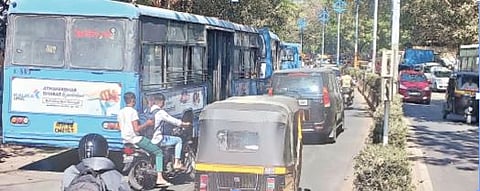 पुणे : वीर संताजी घोरपडे मार्ग पार्किंगच्या विळख्यात