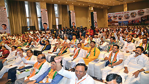 नाशिक : भारतीय जनता पक्षाच्या प्रदेश कार्यकारिणी बैठकीप्रसंगी मांडण्यात आलेल्या ठरावाला हात उंचावून संमती देताना पदाधिकारी. (छाया : हेमंत घोरपडे)