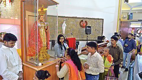 नाशिकरोड : नाशिक-पुणे महामार्गावरील सेंट झेवियर्स शाळेच्या आवारातील बाळ येशू मंदिरात दर्शन घेताना भाविक. (छाया: उमेश देशमुख)