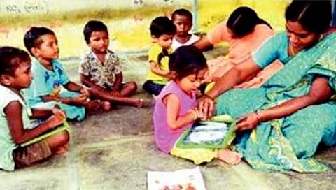 रायगड : अंगणवाडी ताईंची इंग्रजीची चिंता मिटली