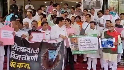 वीज आणि गॅस दरवाढी विरोधात मविआ आमदार आक्रमक; विधानभवनाच्या पायर्यांवर घोषणाबाजी