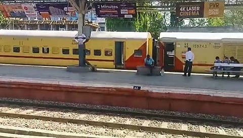 मुंबई : विरार रेल्वे स्थानक येथे रेल्वेच्या धडकेत एकाच कुटुंबातील तिघांचा मृत्यू