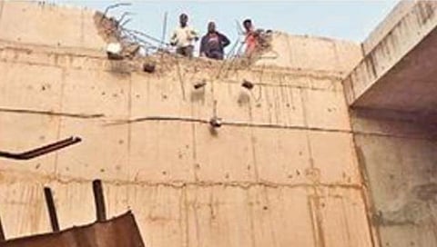 समृद्धी महामार्गावरून कोसळून ट्रकने पेट घेतला; क्लिनरसह चालकाचा होरपळून मृत्यू