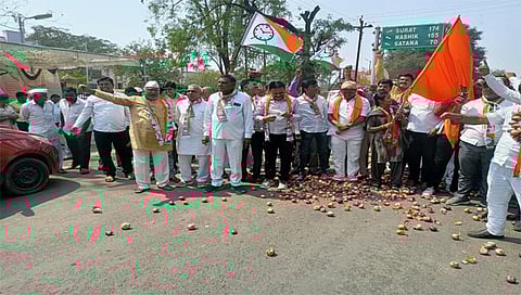 पिंपळनेर : कांदा पिकाला रास्त भाव मिळावा यासाठी रास्ता रोको आंदोलन करताना महाविकास आघाडी. (छाया: अंबादास बेनुस्कर)