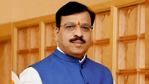 निळा शर्ट, गोल टिळा; आमदारांना ओळखण्यात घोटाळा