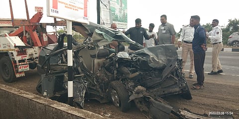 नाशिक: मुंबई-आग्रा महामार्गावर इगतपुरीजवळ भीषण अपघातात चकणाचूर झालेले वाहन.