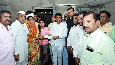 परभणी: उखळीतील मृत शेतकऱ्यांच्या कुटुंबीयांना ४ लाखांची मदत