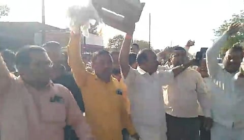 जळगाव : धरणगाव शहरात कृषिमंत्री सत्तार यांच्या ताफ्यावर कापूस फेकतांना शिवसेना ठाकरे गटाचे कार्यकर्ते. (छाया:चेतन चौधरी)