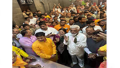 पंचवटी : श्री काळाराम मंदिर येथे रामजन्मोत्सवाप्रसंगी भगवान श्री राम, लक्ष्मण व सीता यांची आकर्षक मूर्ती व दर्शनाप्रसंगी पालकमंत्री दादा भुसे, खासदार हेमंत गोडसे आदी. (छाया : गणेश बोडके)