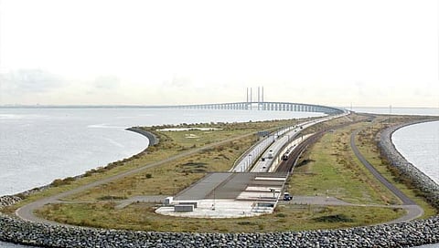 समुद्रतळाच्या गाळापासून बनवले कृत्रिम बेट