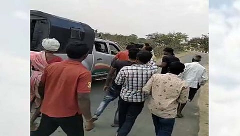 भंडारा: गोंडीटोला येथे अतिक्रमणधारकांचा वनाधिकारीसह कर्मचाऱ्यांवर प्राणघातक हल्ला