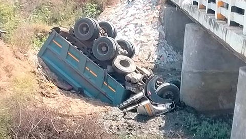 चंद्रपूर: गोसेखूर्द कालव्यामध्ये रेतीने भरलेला ट्रक कोसळून दोघांचा मृत्यू