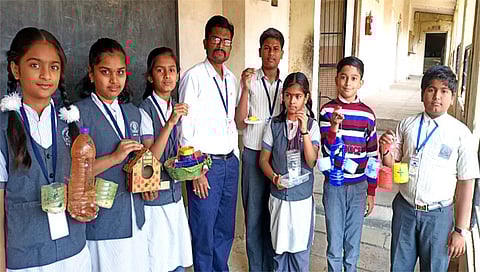 चांदवड : येथील श्री नेमिनाथ जैन विद्यालयाच्या विद्यार्थ्यांनी टाकाऊ वस्तूंपासून बनविलेले घरटे, पिण्याच्या पाण्याचे भांडे. (छाया : सुनील थोरे)