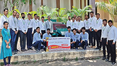 चांदवड : राज्य प्रकल्प स्पर्धेत प्रथम क्रमांकाचे बक्षीस मिळविणारे सागर ऐशी, पंकज पवार, दुर्गेश भामरे, लोकेश देवरे, दुर्गेश गोसावी यांचे अभिनंदन करताना प्राचार्य डॉ. विशाल वानखेडे, डॉ. जी. डी. शिंदे, डी. व्ही. लोहार आदी. (छाया : सुनील थोरे)