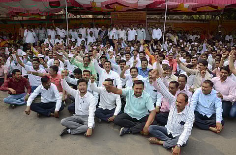 जळगाव : आंदोलनात तीव्र घोषणाबाजी करताना संपकरी. (छाया: चेतन चौधरी)
