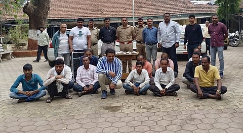 जळगाव : स्थानिक गुन्हे शाखा पथकाने ताब्यात घेतलेले जुगार अड्डयातील मालकासह इतर आरोपी.