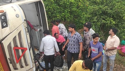 जालना-अंबड मार्गावर बस उलटून ३५ हून अधिक प्रवासी जखमी