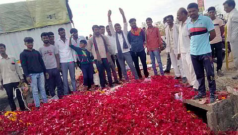 जालना: फूले नाल्यात फेकून शेतकऱ्यांकडून व्यापारांचा निषेध