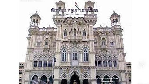 कर्मचारी सकाळी आंदोलनात तर दुपारी कामावर!