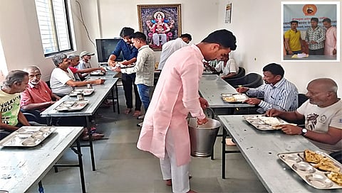 नाशिक : तपोवन येथील वृद्धाश्रमात भोजनवाटप करताना तरुण.