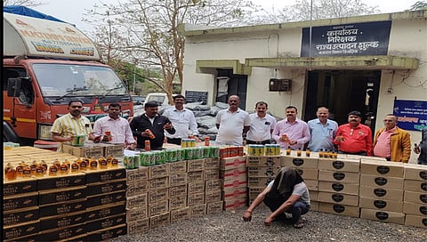 नाशिक : राज्य उत्पादन शुल्क कळवण विभाग व दिंडोरी भरारी पथकाने संयुक्त कारवाईत संशयितासह मुद्देमाल जप्त करण्यात आला. (छाया: अनिल गांगुर्डे)