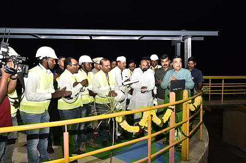 दिंडोरी : सह्याद्री फार्म्सच्या बायोगॅस प्रकल्प उद्घाटनप्रसंगी अधिक माहिती जाणून घेताना मंत्री नितीन गडकरी. समवेत नरहरी झिरवाळ, विलास शिंदे यांसह आदी मान्यवर. (छाया: समाधान पाटील)