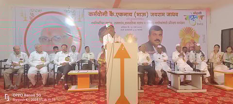 दिंडोरी : गावकऱ्यांना मार्गदर्शन करताना सरपंच, व्याख्याते भास्करराव पेरे पाटील. (छाया: समाधान पाटील)