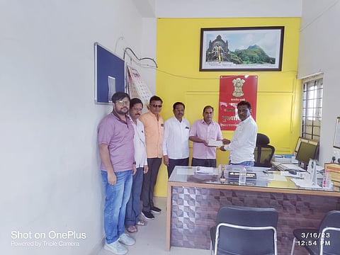 देवळा : नगरपंचायतीच्या वतीने दिव्यांग लाभार्थ्यांना निधीचा धनादेश सुपूर्द करतांना मुख्याधिकारी शामकांत जाधव समवेत जितेंद्र आहेर , मनोज आहेर आदी ( छाया -सोमनाथ जगताप )