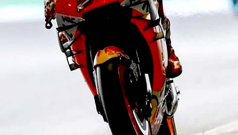 बिहार- तरुण दुचाकीसह जिवंत जळाला