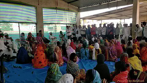 देवळा : शेत मालाला भाव मिळत नसल्याच्या निषेधार्थ गाव विक्रीचा ठराव करण्यासाठी जमलेले शेतकरी व महिला (छाया -सोमनाथ जगताप)