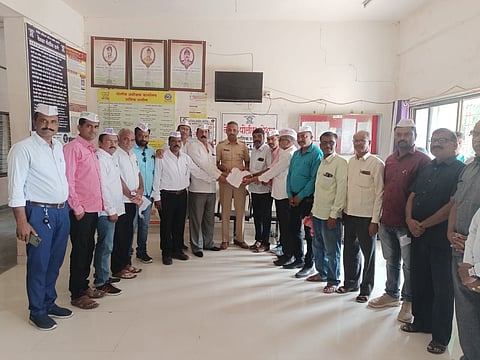 देवळा : तालुक्यातील विविध संघटनाच्या वतीने पोलीस निरीक्षक समीर बारवरकर यांना निवेदन देतांना सर्व संघटनाचे पदाधिकारी, कर्मचारी आदी. (छाया -सोमनाथ जगताप)