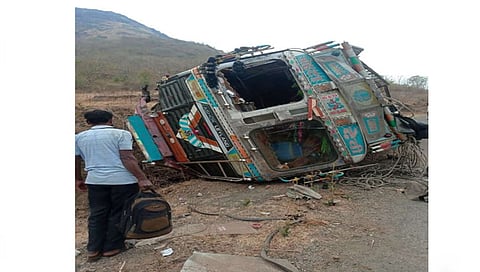 देवळा तालुक्यातील कांचन बारी घाटात पलटी झालेला ट्रक (छाया - सोमनाथ जगताप)