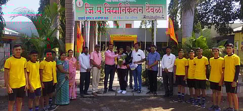 देवळा : विद्यानिकेतनचा अष्टपैलू खेळाडू भावेश सूर्यवंशी याचे अभिनंदन करतांना गटशिक्षणाधिकारी सतिश बच्छाव. समवेत क्रीडा शिक्षक सुनील देवरे आदी. (छाया : सोमनाथ जगताप)