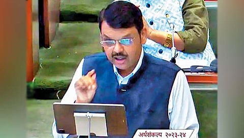 विधानसभेत टॅब, तर परिषदेत नेहमीचे कागद