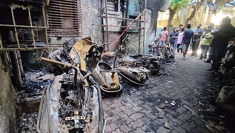 मुंबई: धारावी येथे आगीत पार्किंगमधील ९ दुचाकीसह ८ खोल्या जळून खाक