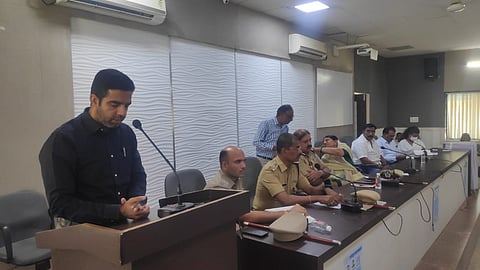 धुळे : जिल्हाधिकारी कार्यालयातील नियोजन सभागृहात पोलिस प्रशासनातर्फे शांतता समितीच्या बैठकीत बोलताना जिल्हाधिकारी जलज शर्मा. (छाया: यशवंत हरणे)