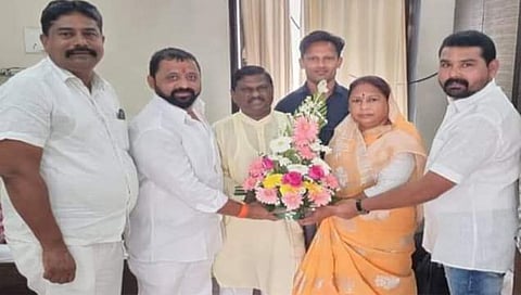 धुळे: जिल्हय़ाच्या पदाधिकारी नियुक्ती जाहीर होताच त्यांचे पुष्पगुच्छ देऊन स्वागत करणयात आले.