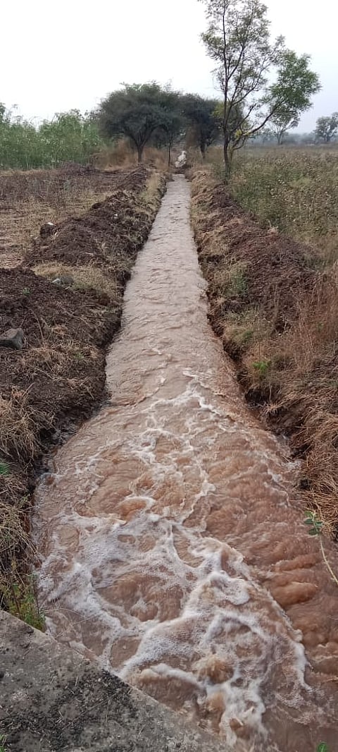 धुळे : पाटचारीच्या खोलीकरण व रुंदीकरणासाठी पुढाकार घेतल्याने खळखळ वाहू लागलेला पाट. (छाया: यशवंत हरणे)