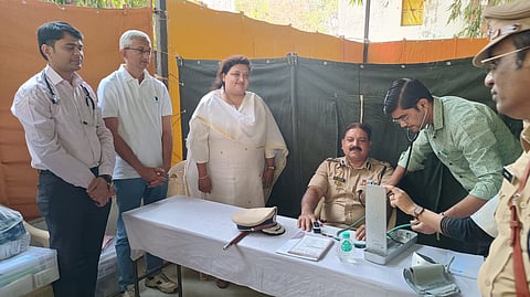 नंदुरबार : पोलीस आरोग्य व संवर्धन अभियानामध्ये पोलीस दलाची तपासणी करताना वैद्यकीय अधिकारी. (छाया: अंबादास बेनुस्कर)