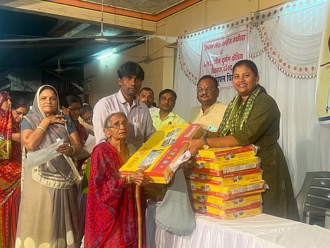 नंदुरबार : लाभार्थी महिलांना उज्ज्वला गॅस योजेनचे किट वाटप करताना खासदार डॉ. हिना गावित. (छाया : योगेंद्र जोशी)