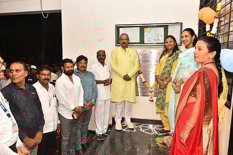 नंदुरबार: शासकीय माध्यमिक आश्रम शाळेतील आदिवासी मुलींच्या वसतिगृहाच्या चार इमारतींचे लोकार्पण करताना आदिवासी विकास मंत्री मंत्री डॉ. विजयकुमार गावित. (छाया: योगेंद्र जोशी)