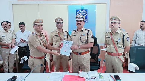 नंदुरबार : विशेष पोलीस महानिरीक्षक डॉ. बी. जी. शेखर पाटील यांच्या हस्ते सन्मानित करण्यात आलेले स्थानिक गुन्हा अन्वेषण विभागाचे निरीक्षकांसह पोलीस दलातील अन्य संबंधित अधिकारी व अंमलदार. (छाया: योगेंद्र जोशी)