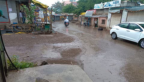 नगरसूल : बुधवारी रात्री टपोऱ्या थेंबांसह कोसळणारा पाऊस. (छाया : भाऊलाल कुडके)